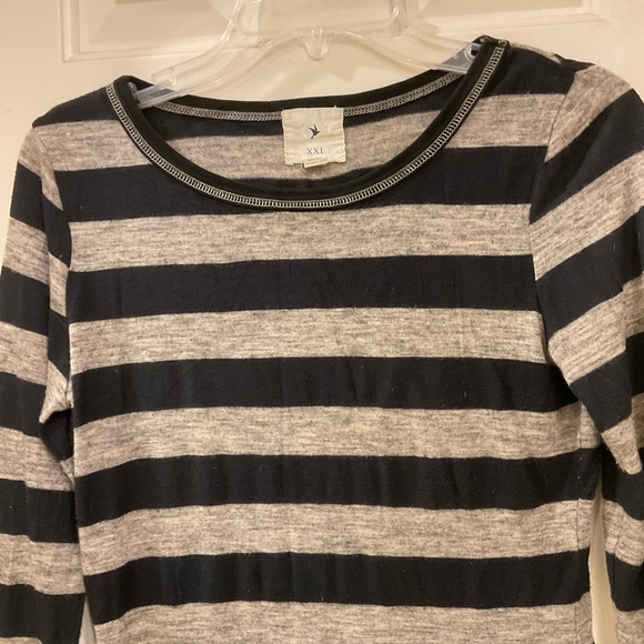 FREE with purchase: Forever 21 Black /Grey Long Sleeve, Crew Neck Top, Sz Med - Picture 2 of 7